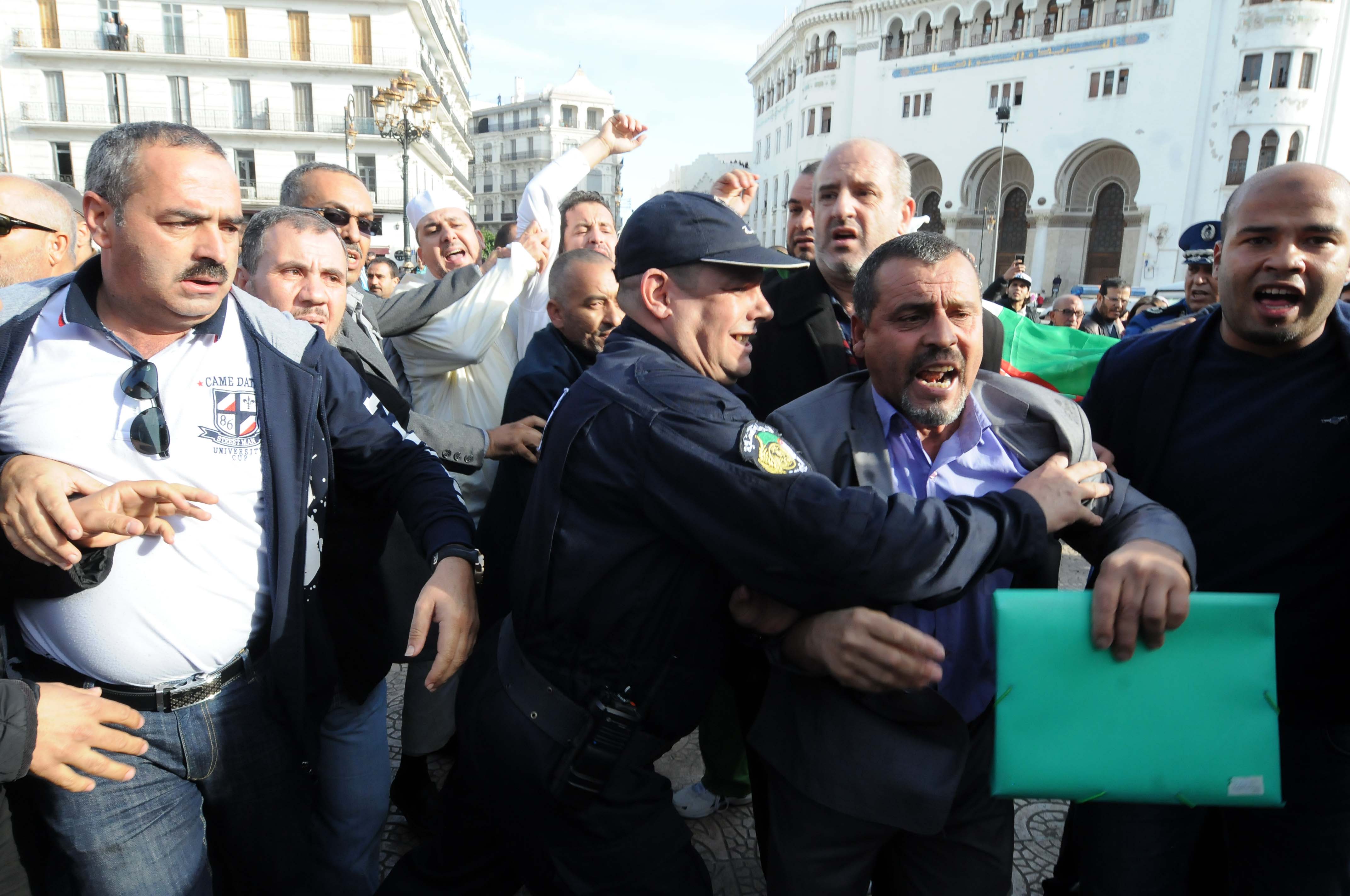 Le sit-in de l'intersyndicale, prévu devant l’APN, empêché par les forces de l’ordre. New Press